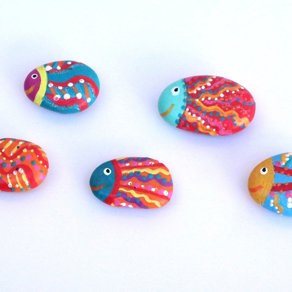 Πέτρινο σετ με 5 πολύχρωμα ψαράκια-μαγνητάκια - πέτρα, καλοκαίρι, ψάρι, ακρυλικό, θάλασσα, πρωτότυπα δώρα, μαγνητάκια, διακοσμητικές πέτρες