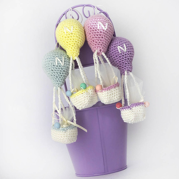 Μπομπονιέρα πλεκτή αερόστατο! (50 τεμ.) - κορδέλα, πολύχρωμο, πλεκτό, μπομπονιέρα, crochet, βελονάκι, όνομα - μονόγραμμα, αερόστατο, personalised, βάπτιση, βαμβακερό νήμα