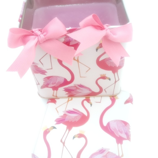 Αρωματικό Διακοσμητικό Κερί Flamingo 10.5x10.5x10.5 Υ Μεταλλικό Κουτί Κύβος - ροζ, διακοσμητικό, κορίτσι, δώρο, διακόσμηση, decor, κουτί, δωράκι, κερί, αρωματικά κεριά, flamingos, μεταλλικό, πρωτότυπα δώρα - 4