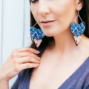 THE SAFFRON PICKER EARRINGS σκουλαρίκια με απεικόνιση απο τοιχογραφία της Σαντορίνης - ξύλο, γεωμετρικά σχέδια, ethnic, κρεμαστά, γάντζος - 3