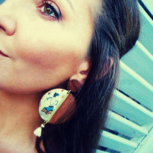 THE SAFFRON PICKERS EARRINGS σκουλαρίκια με απεικόνιση τις "Κροκοσυλλέκτριες" της Σαντορίνης - ξύλο, γεωμετρικά σχέδια, ethnic, κρεμαστά - 3