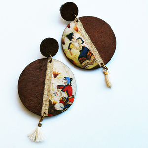 THE SAFFRON PICKERS EARRINGS σκουλαρίκια με απεικόνιση τις "Κροκοσυλλέκτριες" της Σαντορίνης - ξύλο, γεωμετρικά σχέδια, ethnic, κρεμαστά