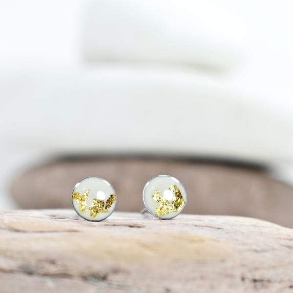 Minimal stud earrings White & gold | mini - statement, γυαλί, μοντέρνο, επιχρυσωμένα, πηλός, γεωμετρικά σχέδια, εντυπωσιακό, minimal, καρφωτά - 2