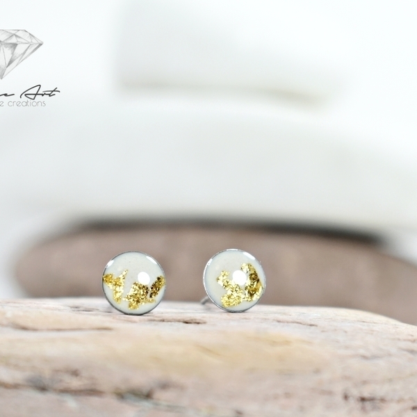 Minimal stud earrings White & gold | mini - statement, γυαλί, μοντέρνο, επιχρυσωμένα, πηλός, γεωμετρικά σχέδια, εντυπωσιακό, minimal, καρφωτά - 3