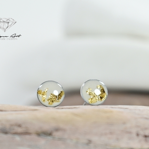 Minimal stud earrings White & gold | mini - statement, γυαλί, μοντέρνο, επιχρυσωμένα, πηλός, γεωμετρικά σχέδια, εντυπωσιακό, minimal, καρφωτά - 4