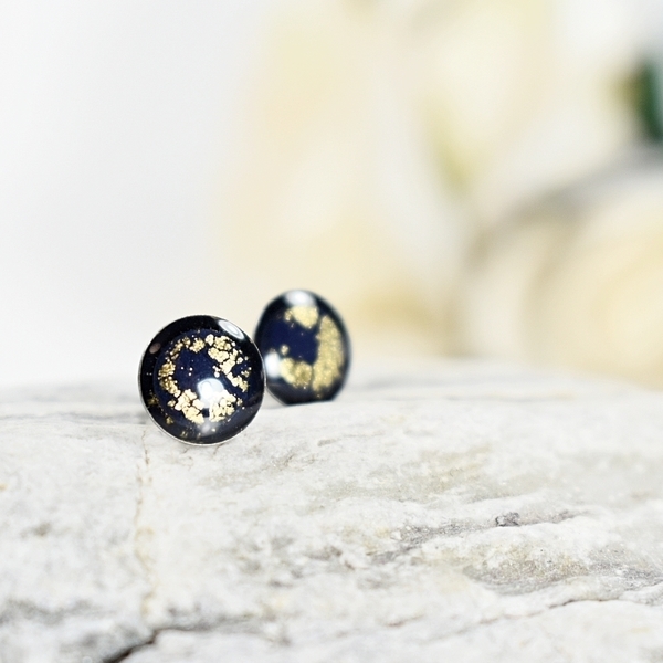 Minimal stud earrings Blue navy & gold | mini - statement, γυαλί, μοντέρνο, πηλός, γεωμετρικά σχέδια, εντυπωσιακά, καθημερινό, minimal, must αξεσουάρ, καρφωτά