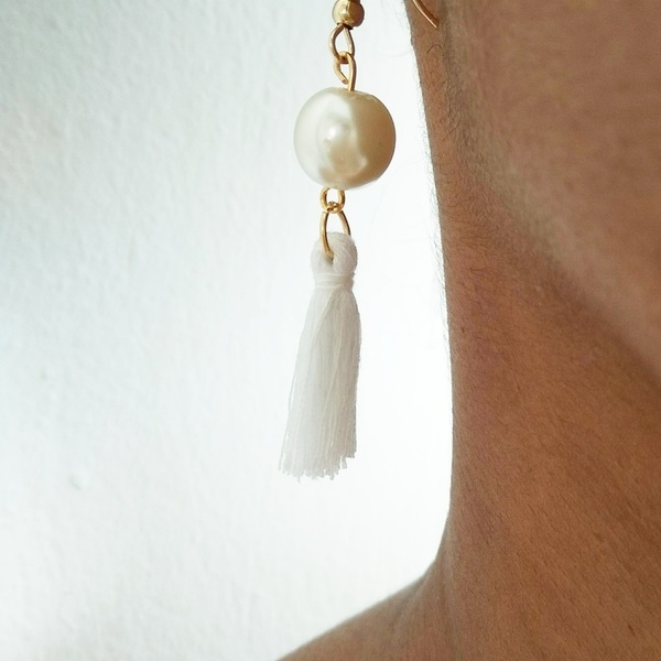 Σκουλαρίκια κρεμαστά με λευκή πέρλα και φούντα - statement, βραδυνά, μοντέρνο, romantic, κρεμαστά