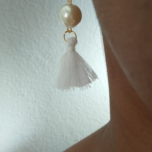 Σκουλαρίκια κρεμαστά με λευκή πέρλα και φούντα - statement, βραδυνά, μοντέρνο, romantic, κρεμαστά - 2