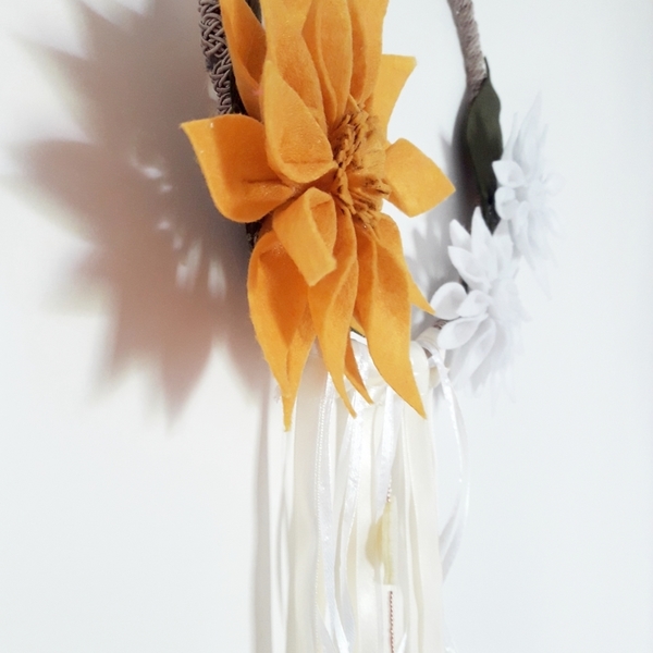 Χειροποίητο κρεμαστό με λουλούδια σε αποχρώσεις του πορτοκαλί και του λευκού. - σύρμα, κρεμαστά - 2