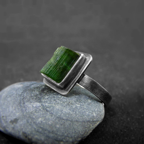 "Silver green rough Tourmaline " - Δαχτυλίδι από ασήμι 925 και Πράσινη Τουρμαλίνη! - statement, ασήμι, ημιπολύτιμες πέτρες, chevalier, ασήμι 925, minimal, ethnic, rock, μεγάλα, αυξομειούμενα - 2
