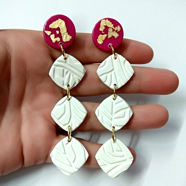 Fuchsia and white polymer clay earrings - βραδυνά, καλοκαιρινό, γυαλί, μοντέρνο, πηλός, γεωμετρικά σχέδια, romantic, μακριά, minimal, καρφωτά, κρεμαστά - 3