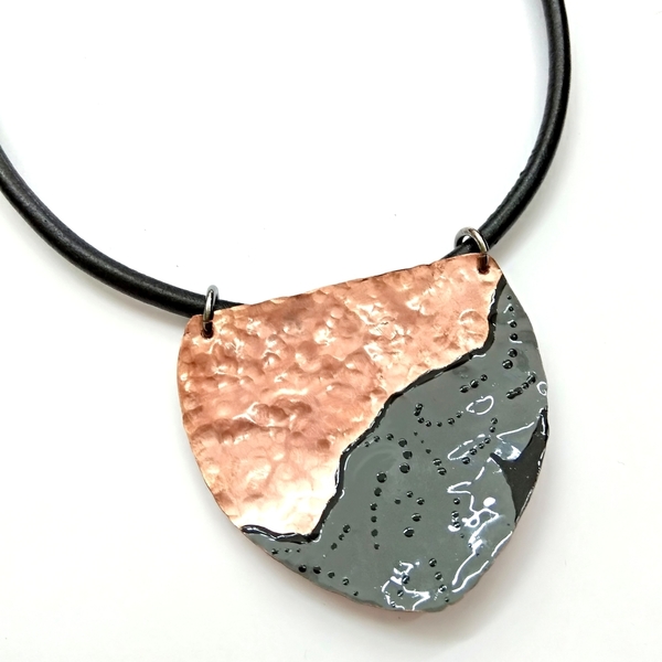 Curved arrow copper necklace - βραδυνά, μοντέρνο, σμάλτος, χαλκός, σφυρήλατο, minimal, κοντά, ethnic, rock, κρεμαστά, αυξομειούμενα