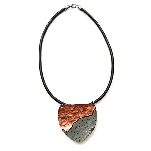 Curved arrow copper necklace - βραδυνά, μοντέρνο, σμάλτος, χαλκός, σφυρήλατο, minimal, κοντά, ethnic, rock, κρεμαστά, αυξομειούμενα - 2