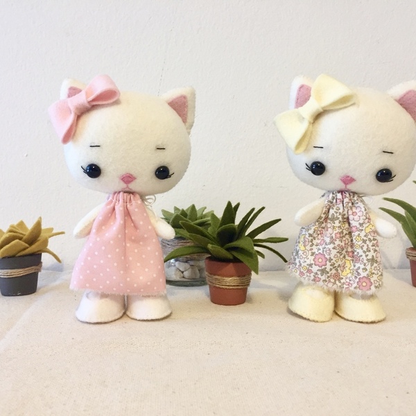Χειροποίητη γατούλα από τσόχα με ροζ πουά φόρεμα - κορίτσι, λούτρινα, λούτρινο, δώρα για μωρά, κούκλες - 3