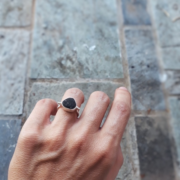○ Santorini II | δαχτυλίδι με πέτρα από τη Σαντορίνη, ασήμι 925 | ελληνικά νησιά - ασήμι, μοναδικό, πέτρα, πέτρα, λάβα, ασήμι 925, δαχτυλίδι, θάλασσα, minimal, βεράκια, rock, έλληνες σχεδιαστές