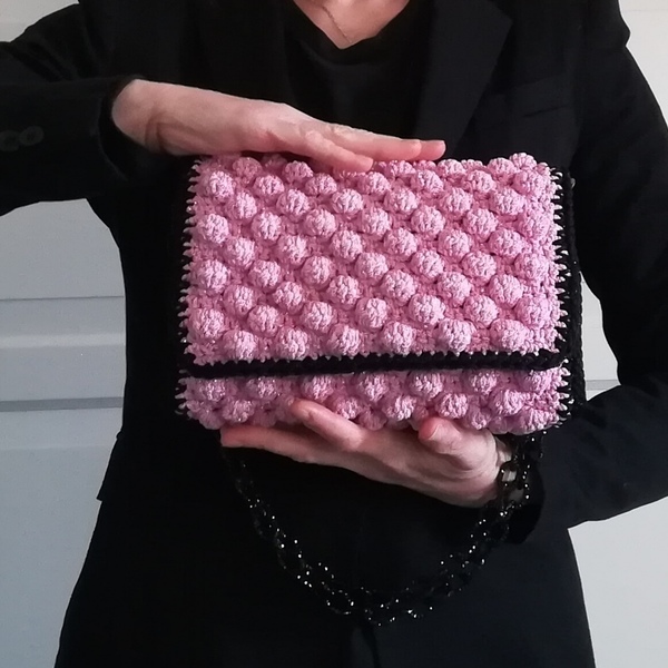 Ροζ μεταλλική με μαύρες λεπτομέρειες bubble τσάντα κροσέ - αλυσίδες, βραδυνά, χιαστί, crochet, γεωμετρικά σχέδια, minimal, πλεκτές τσάντες - 4