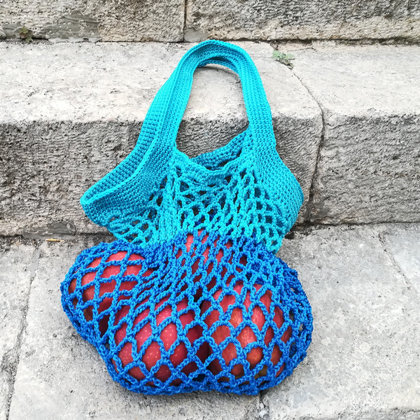 Δίχρωμη κροσέ τσάντα για ψώνια μπλε ρουά - τυρκουάζ - ριγέ, ώμου, crochet, μεγάλες, minimal, θαλάσσης, Black Friday, πλεκτές τσάντες, φθηνές - 3