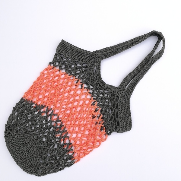 Δίχρωμη κροσέ τσάντα για ψώνια σε ανθρακί και κοραλί χρώμα - ριγέ, crochet, minimal, θαλάσσης, tote, πλεκτές τσάντες