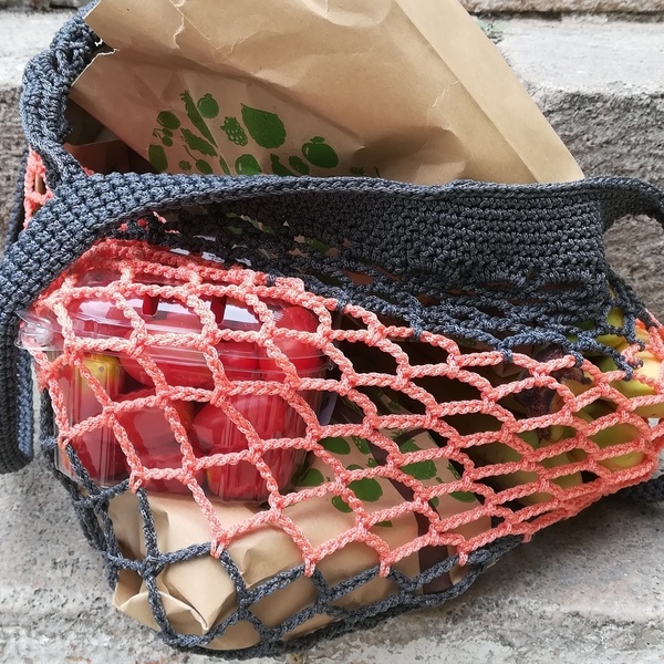 Δίχρωμη κροσέ τσάντα για ψώνια σε ανθρακί και κοραλί χρώμα - ριγέ, crochet, minimal, θαλάσσης, tote, πλεκτές τσάντες - 2