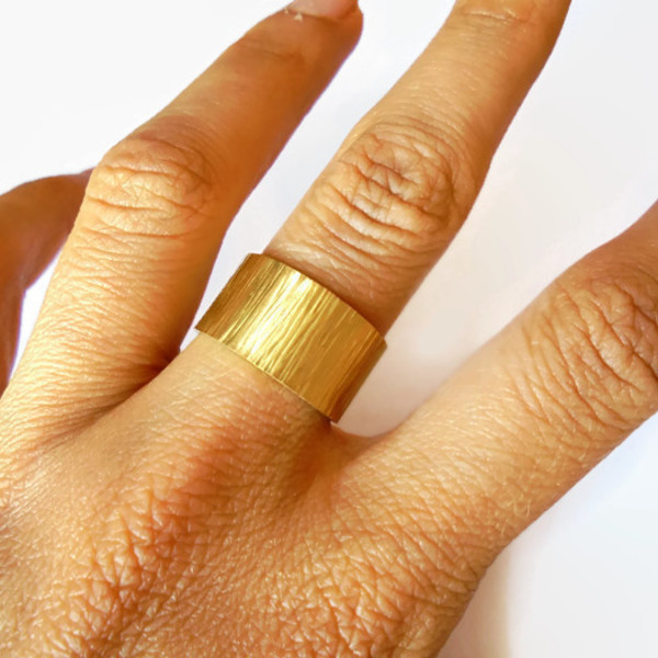 Χειροποίητο σφυρήλατο δαχτυλίδι φτιαγμένο από μπρούτζο. - statement, γεωμετρικά σχέδια, minimal, rock, μπρούντζος, αυξομειούμενα, φθηνά - 5
