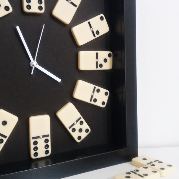 Domino Clock with black or white frame - διακοσμητικό, ξύλο, πίνακες & κάδρα, ρολόι, decor, οργάνωση & αποθήκευση, πρωτότυπο, χειροποίητα, παιδικό δωμάτιο, δώρα για παιδιά, ρολόγια