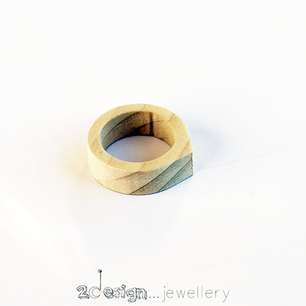 Χειροποίητο ξύλινο δαχτυλίδι Triangle 2, από δρυς - ξύλο, γεωμετρικά σχέδια, minimal, personalised, βεράκια, μικρά