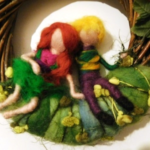 Ζευγαράκι needle felted σε στεφάνι λυγαριάς - μαλλί, δώρο, χειροποίητα, επέτειος, διακοσμητικά, δώρα αγίου βαλεντίνου - 2