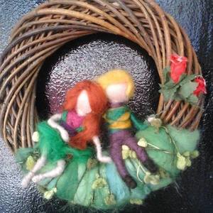 Ζευγαράκι needle felted σε στεφάνι λυγαριάς - μαλλί, δώρο, χειροποίητα, επέτειος, διακοσμητικά, δώρα αγίου βαλεντίνου - 3