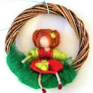 Heidi κουκλίτσα needle felted σε στεφανάκι. - μαλλί, διακοσμητικό, δώρο, χειροποίητα