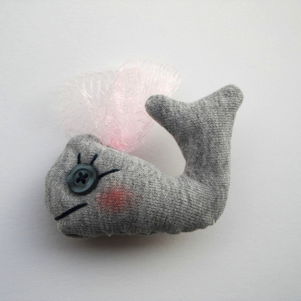 Υφασμάτινη καρφίτσα "Λένα η Φάλαινα" με ματάκι/κουμπάκι - ψάρι, χειροποίητα, Black Friday - 3