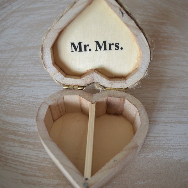 Ξύλινο κουτάκι για βέρες Mr & Mrs - 3