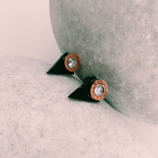 Ατσάλινα Σκουλαρίκια σε Σχήμα Μικρού Τριγώνου με Πέτρες Ζιργκόν - καρφωτά, ατσάλι