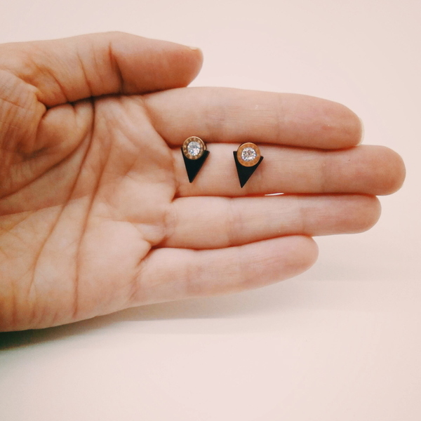 Ατσάλινα Σκουλαρίκια σε Σχήμα Μικρού Τριγώνου με Πέτρες Ζιργκόν - καρφωτά, ατσάλι - 3