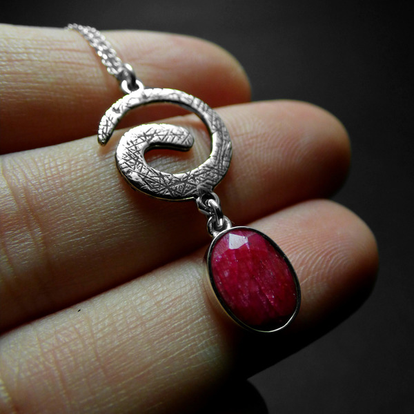 " Silver Spiral Ruby " - Χειροποίητο μενταγιόν με σπείρα από ασήμι 925 και Ρουμπίνι! - ασήμι, ημιπολύτιμες πέτρες, αλυσίδες, γυναικεία, ασήμι 925, κολιέ, χειροποίητα, κοντά, αρχαιοελληνικό, κρεμαστά - 3