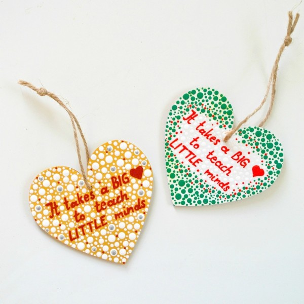 Ξύλινη χριστουγεννιάτικη καρδιά / στολίδι με μήνυμα για δασκάλους, ύψους 8 εκ., ζωγραφισμένη στο χέρι - ξύλο, ζωγραφισμένα στο χέρι, καρδιά, ακρυλικό, είδη διακόσμησης, είδη δώρου, χριστουγεννιάτικο, στολίδια, δώρα για δασκάλες - 2