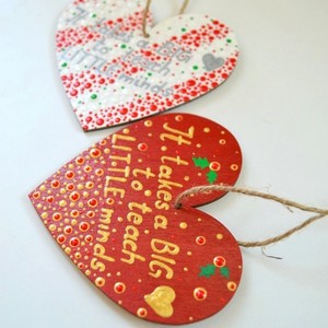 Ξύλινη χριστουγεννιάτικη καρδιά / στολίδι με μήνυμα για δασκάλους, ύψους 8 εκ., ζωγραφισμένη στο χέρι - ξύλο, ζωγραφισμένα στο χέρι, καρδιά, ακρυλικό, είδη διακόσμησης, είδη δώρου, χριστουγεννιάτικο, στολίδια, δώρα για δασκάλες - 5