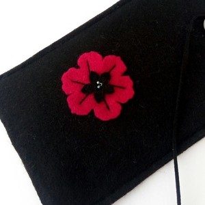 Μαύρη θήκη με λουλούδι για κινητό από τσόχα - ύφασμα, τσόχα, θήκες, λουλούδι - 2