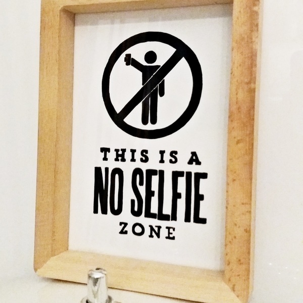 Frame for Bathroom Decoration "...No Selfie" - διακοσμητικό, ξύλο, γυαλί, ζωγραφισμένα στο χέρι, ιδιαίτερο, πίνακες & κάδρα, unique, κορνίζες - 3