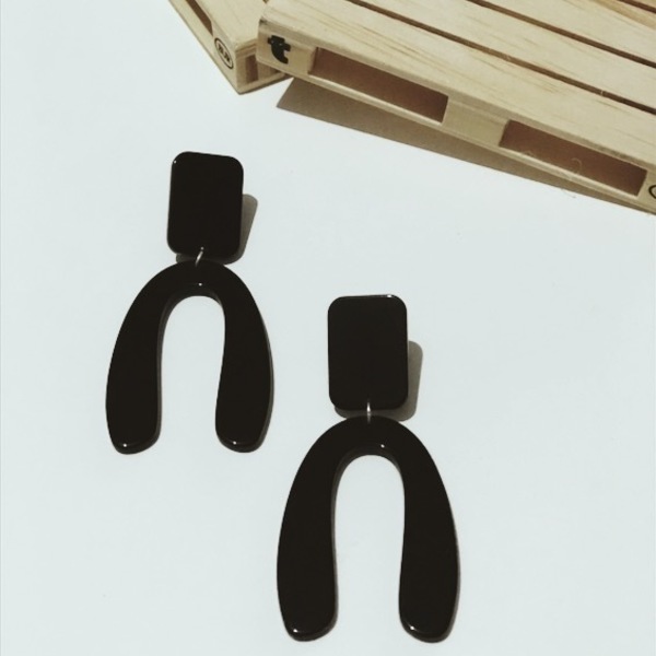 Σκουλαρίκια “Black Horseshoe” - γεωμετρικά σχέδια, καρφωτά, plexi glass