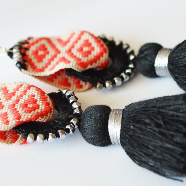 Folklore μακρυά σκουλαρίκια μαύρο - κόκκινο - ασήμι, με φούντες, μακριά, κρεμαστά, πλεκτά - 2