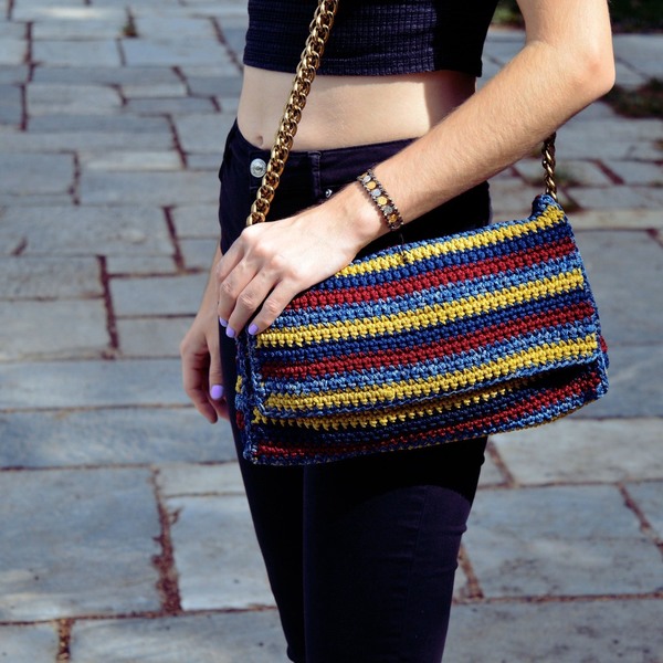 Πλεκτή τσάντα ώμου ριγέ με διπλή αλυσίδα - Crochet bag with stripes and double chain - αλυσίδες, αλυσίδες, ριγέ, clutch, ώμου, crochet, τσάντα, κορδόνια, χειροποίητα, θήκες, πλεκτές τσάντες