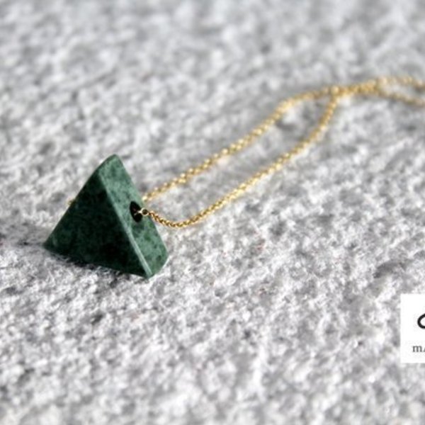 Κρεμαστό τρίγωνο πράσινο από μάρμαρο Τήνου και χρυσή αλυσίδα! - επιχρυσωμένα, γεωμετρικά σχέδια, κοντά, gift idea - 2
