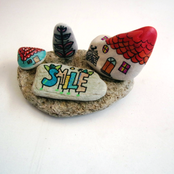 Επιτραπέζιο διακοσμητικό "Smile" από βότσσαλα ζωγραφισμένα στο χέρι - διακόσμηση, σπιτάκι, διακοσμητικές πέτρες, αξεσουάρ γραφείου