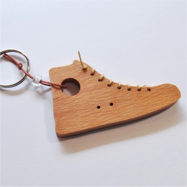 Ξύλινο μπρελόκ αθλητικό παπούτσι - χειροποίητα, ξύλινα - 2
