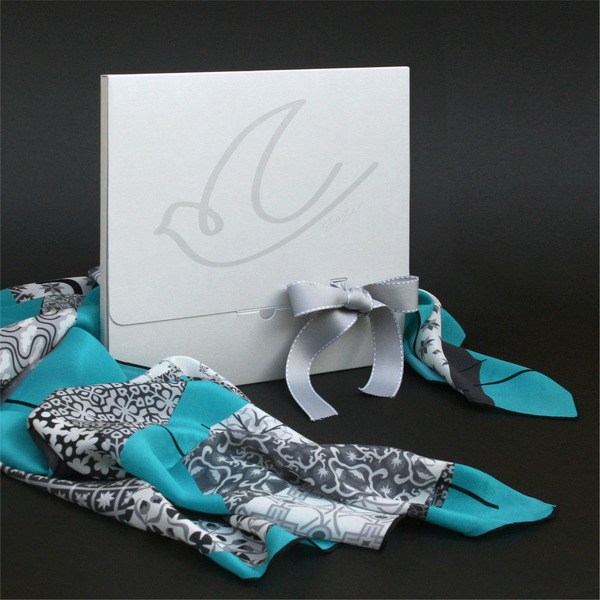IN THE GARDEN (μπλε) τετράγωνο, μεταξωτό μαντήλι σχεδιασμένο στο χέρι με χειροποίητο στρίφωμα. Θα το παραλάβετε σε κομψή συσκευασία δώρου. - μετάξι, χειροποίητα, δώρα για γυναίκες - 5