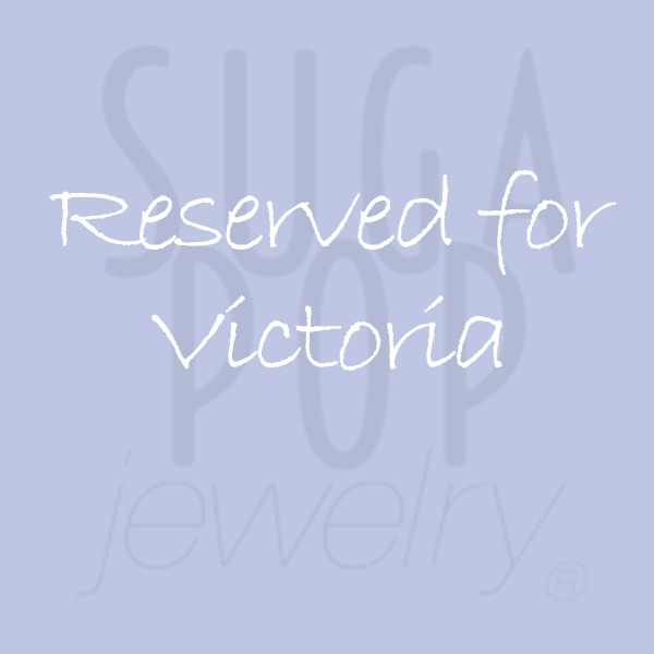 Reserved for Victoria - ασήμι, όνομα - μονόγραμμα, personalised, δερματίνη, αυξομειούμενα