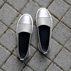 Δερμάτινο αθλητικό loafer “Wonder Woman” grey-silver