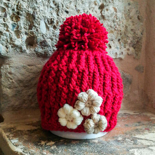 Κόκκινος πλεκτός σκούφος για κορίτσια ή μωρά με λουλούδια και πομ πον - νήμα, δώρο, pom pom, δώρα για μωρά, σκουφάκια - 2