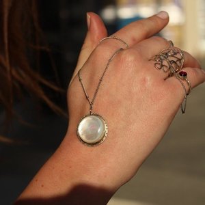 Κρεμαστό ( circle pendant, white shell gemstone) - ασήμι, charms, ασήμι 925, επάργυρα, μακριά