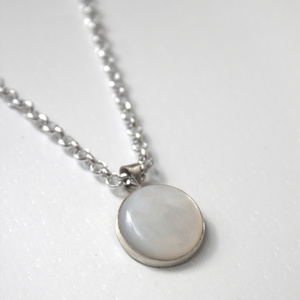 Κολιέ με όστρακο ( circle pendant, white shell gemstone) - ασήμι, ασήμι 925, επάργυρα